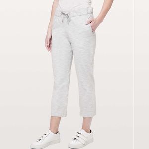 Lululemon On The Fly Crop 23” - Wee Are From Space Nimbus Battleship